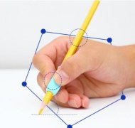 正确的握笔姿势有助于帮助孩子进行书写